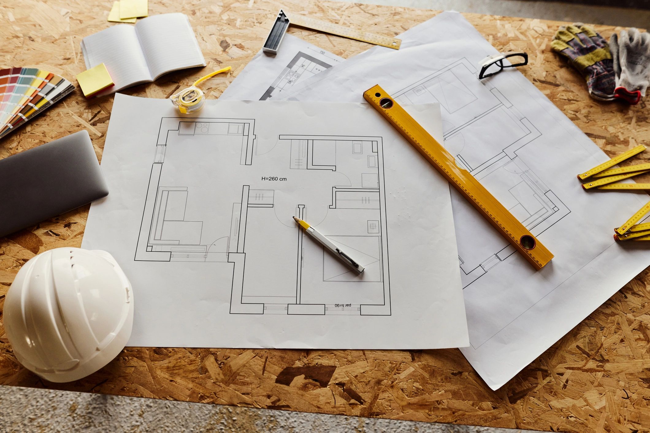 Herramientas y planos sobre mesa de trabajo de construcción