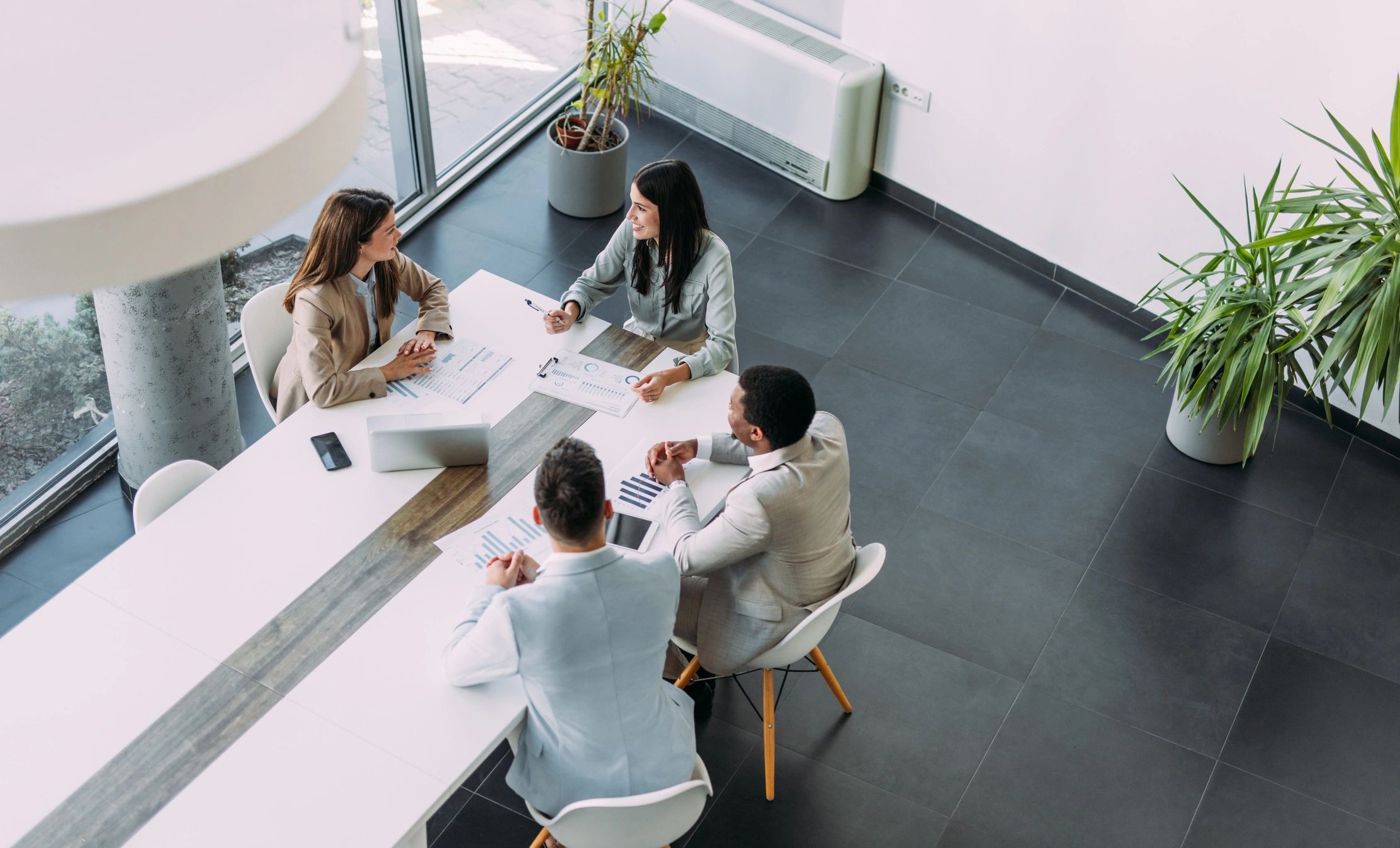 Equipo corporativo colaborando en una mesa de trabajo