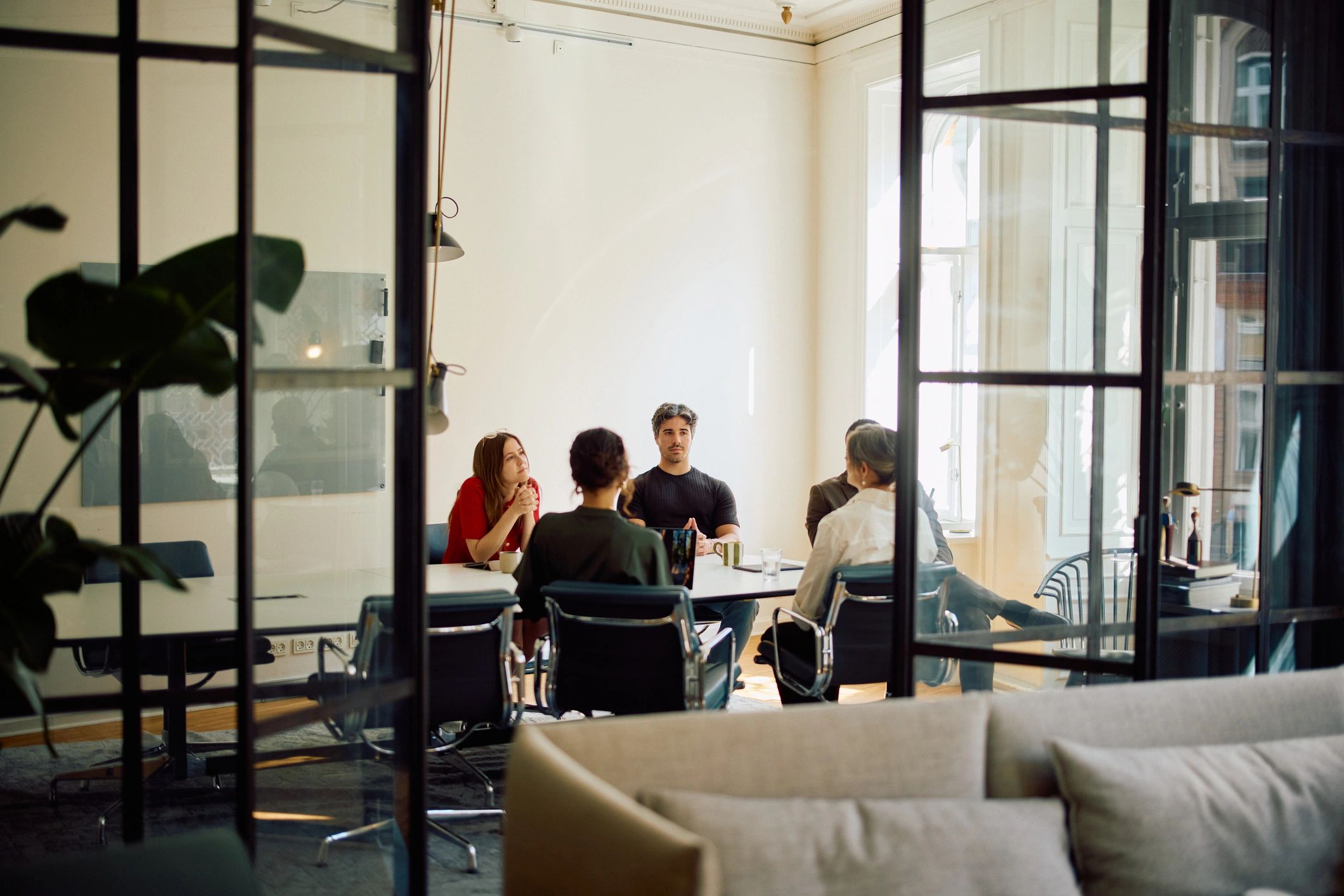 Profesionales reunidos en una oficina moderna y luminosa