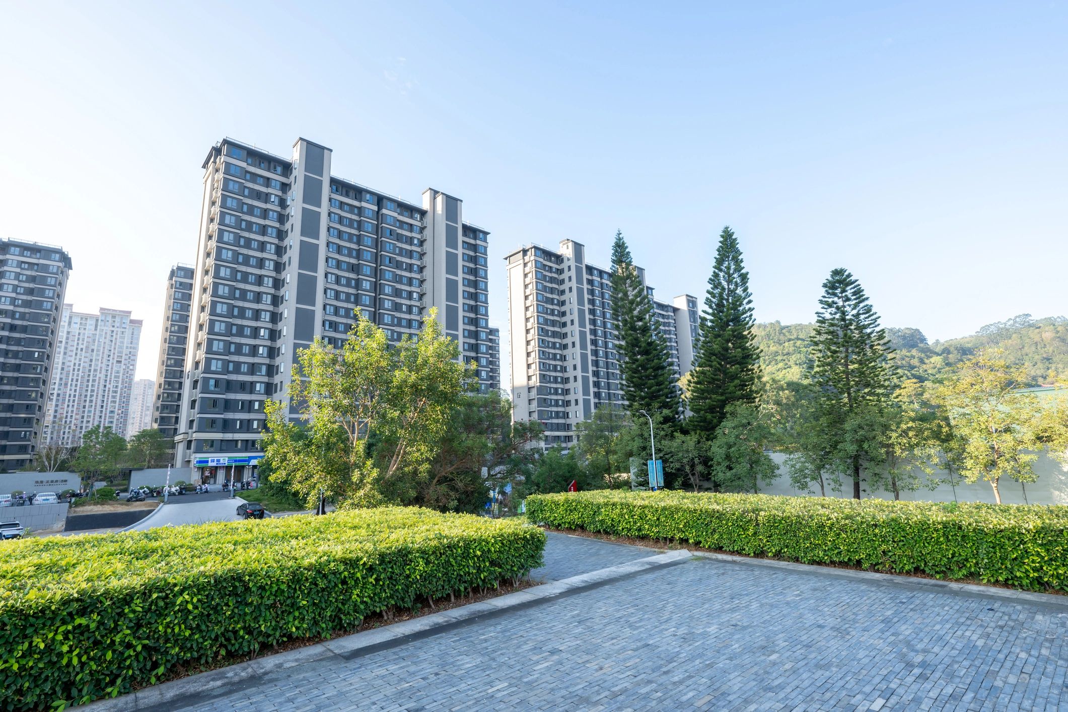 Plaza urbana frente a una comunidad residencial