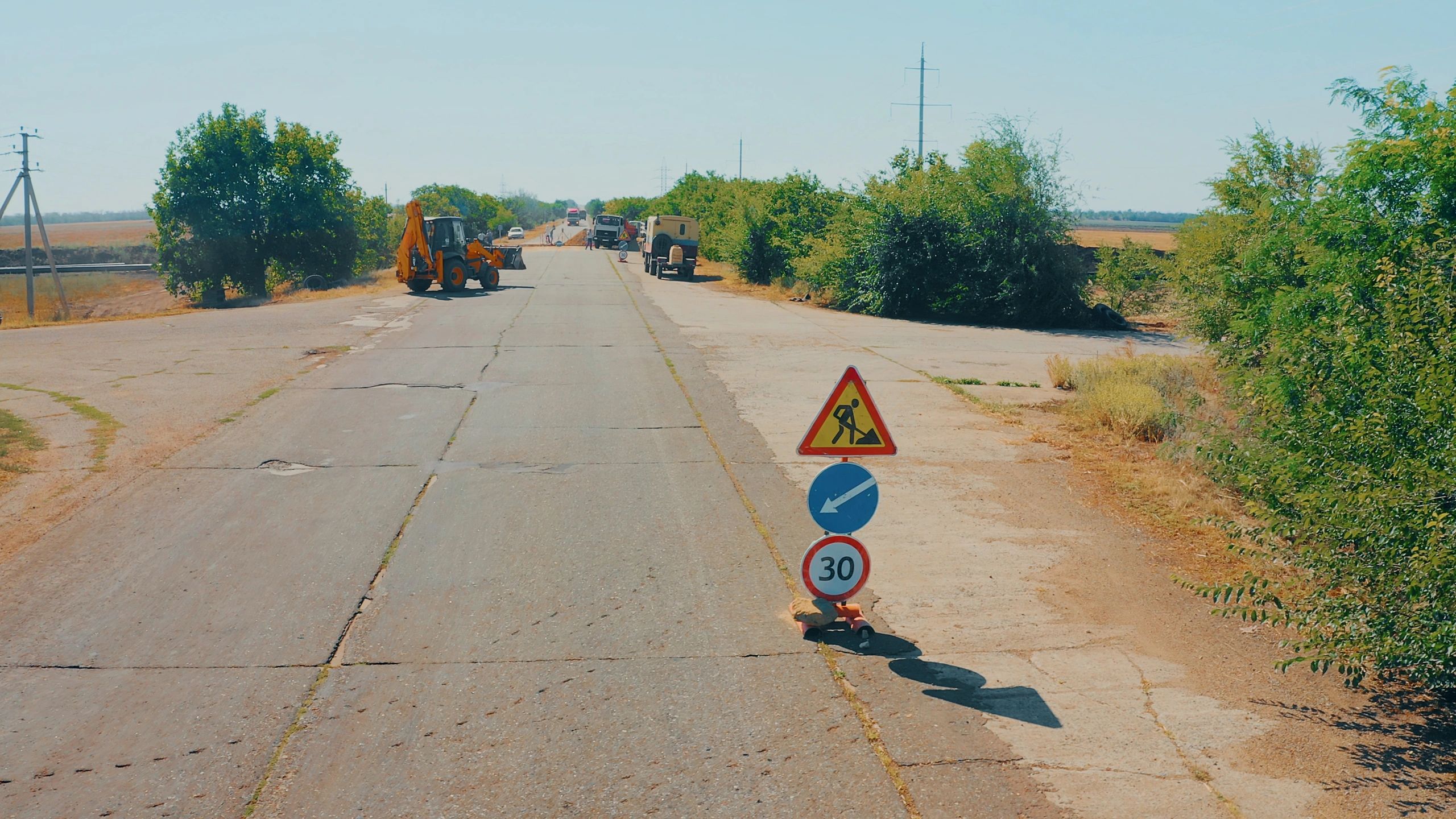 Zona de construcción vial con maquinaria pesada