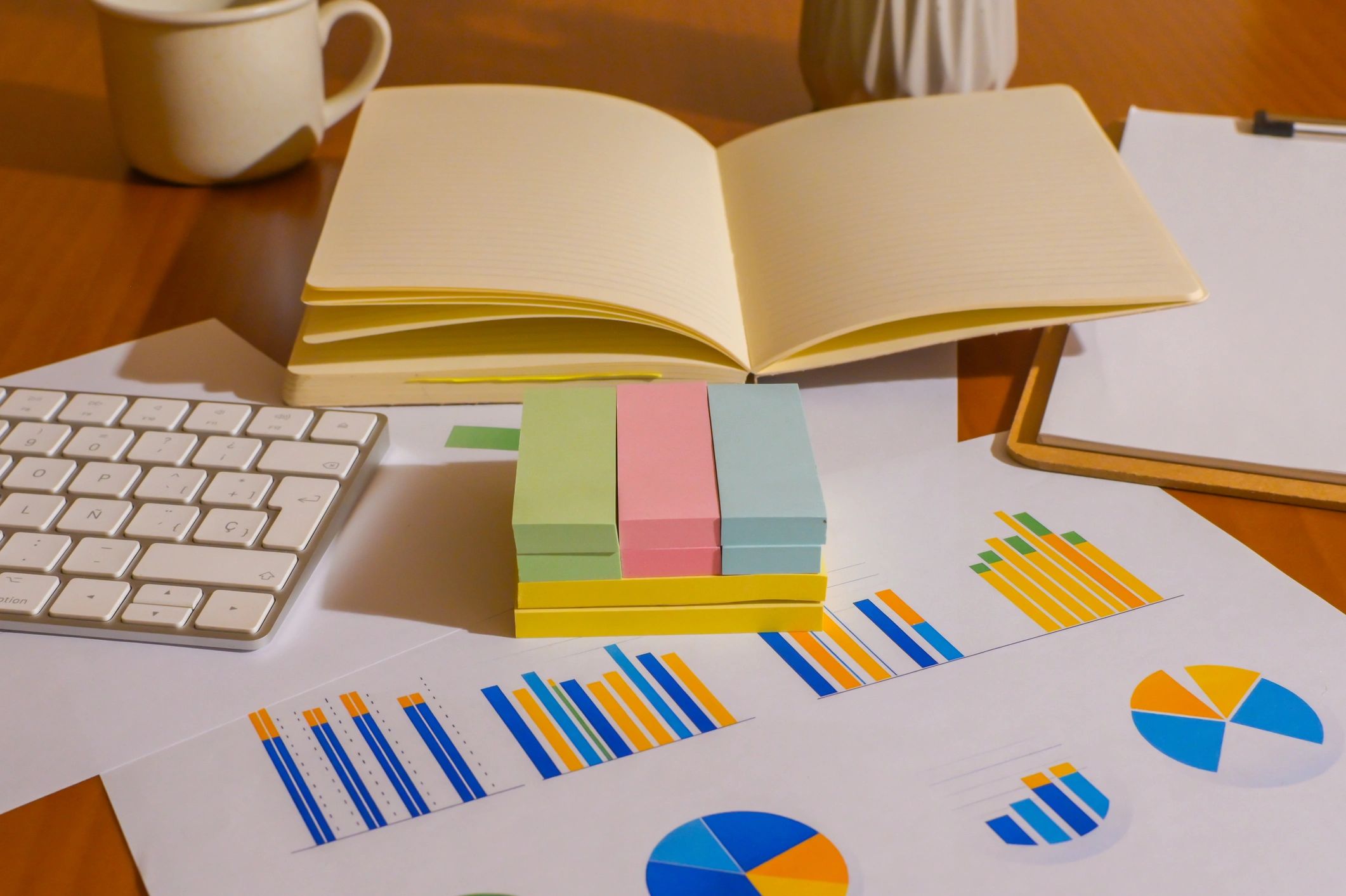 Mesa de trabajo con documentos de planificación