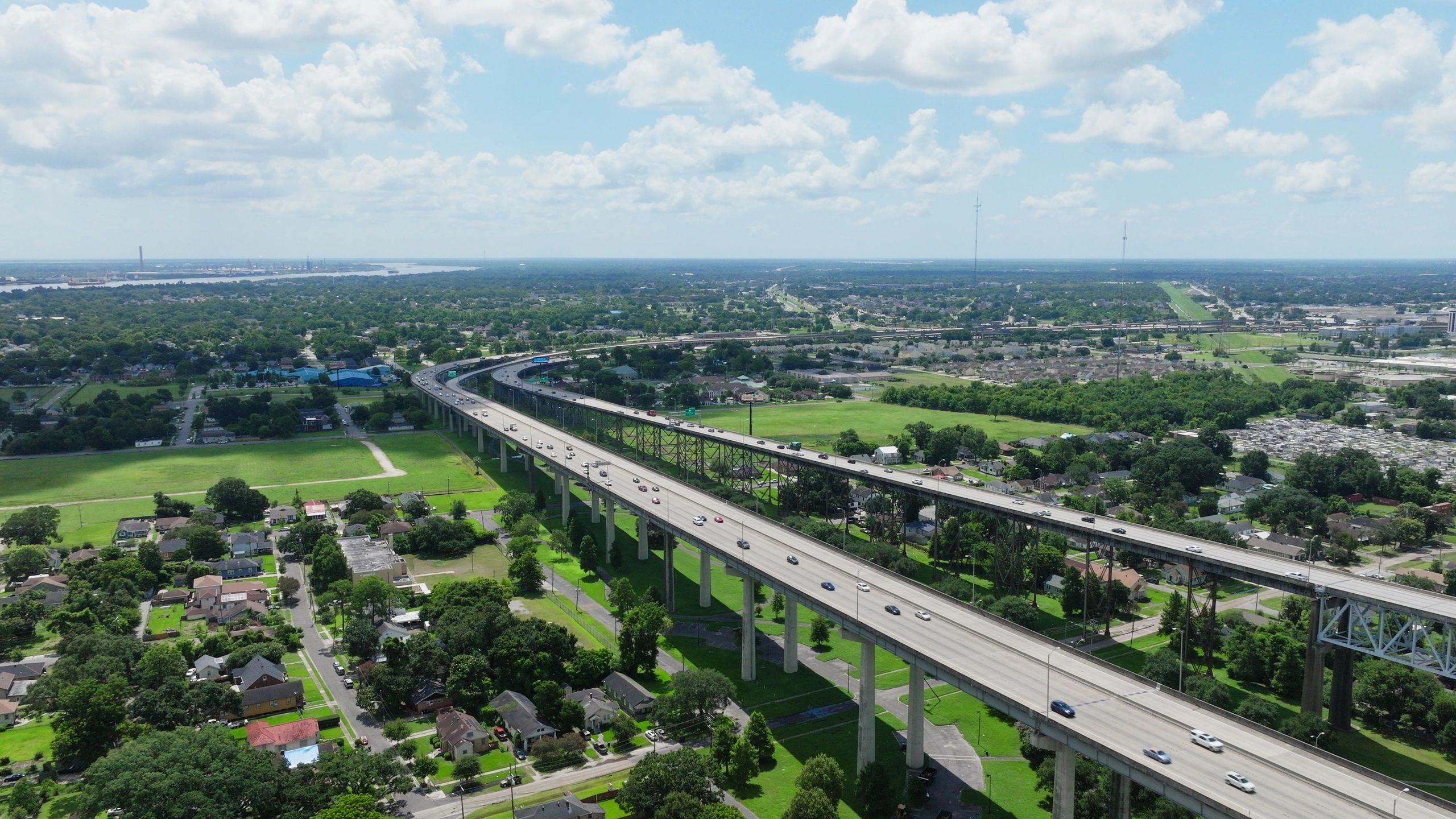 Proyecto moderno de infraestructura vial elevada