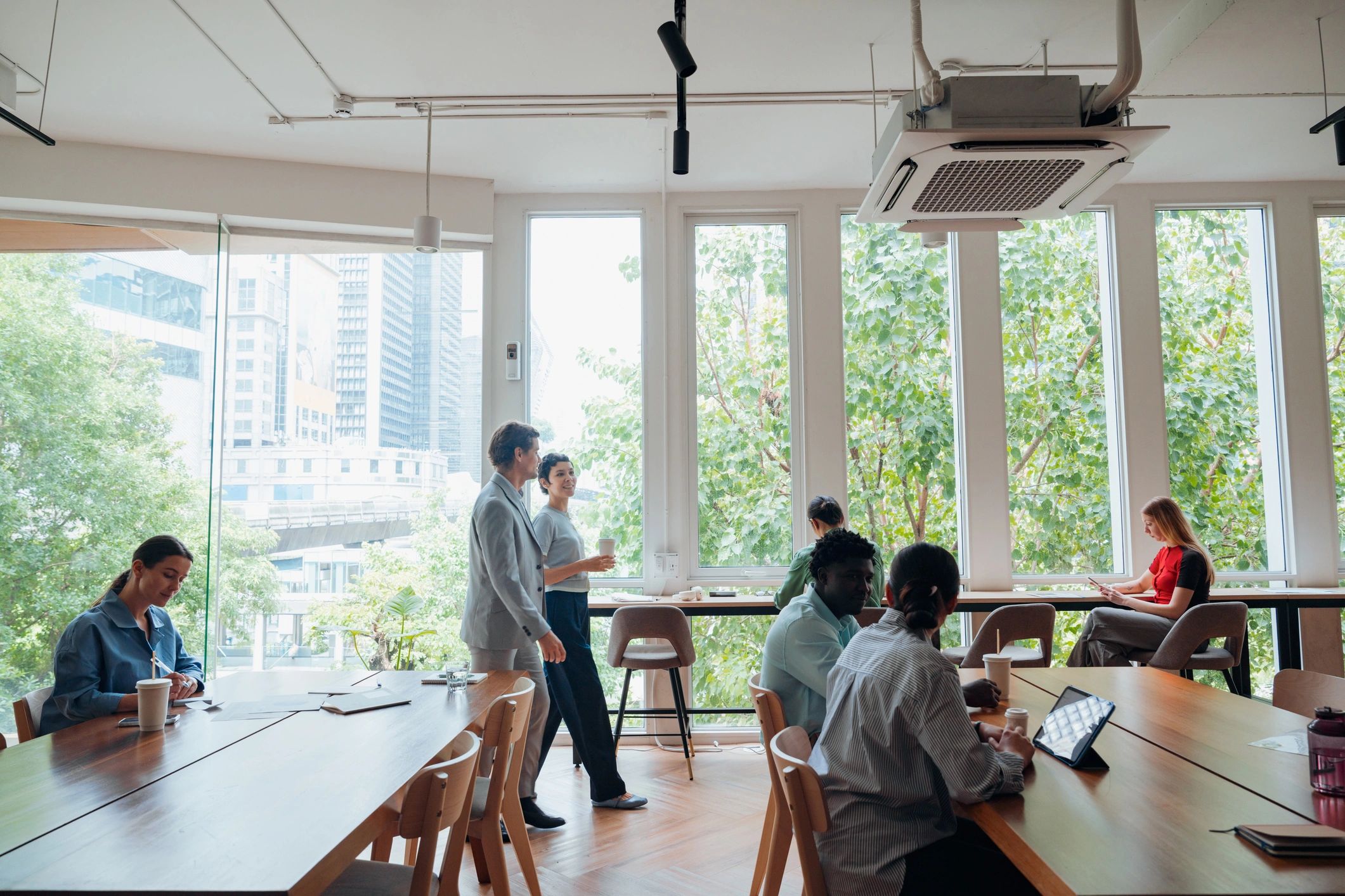 Equipo corporativo colaborando en un entorno moderno